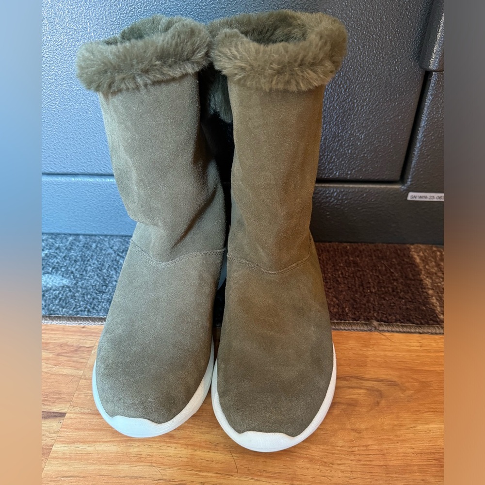 SKECHERS gogamat Gowalk Suede Faux Fur Boots Olive Green -Size 8. EUC